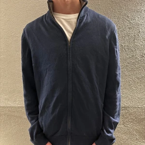 Full-Zip Tröja - Pier one Zip Tröja | Storlek M | Perfekt skick, inga deflekter | Tveka inte på att höra av dig vid eventuella frågor❕