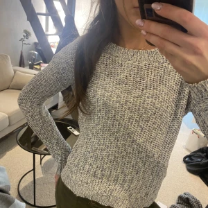 Stickad tröja - Säljer denna fina o unika stickade tröja från märket Nümph❤️‍🔥❤️‍🔥 enbart använt ett få antal gånger då den tyvärr är för liten, men verkligen en så så unik tröja🤩✨ (Storlek XS, skriv för mer bilder)