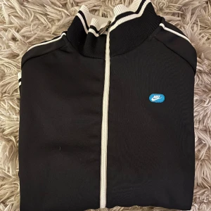 Nike - Nike , vintage tröja med zip. Storlek L men passar M. Skick 8/10. Marinblå/svart i färgen.