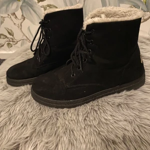Vinterskor - Storlek 42 men VÄLDIGT liten i storlek. Har aldrig använt. Väldigt fina!