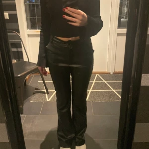 Skinnbyxor - Säljer mina högmidjade svarta skinnbyxor från madlady🫶 Använda fåtal gånger och är i gott skick!