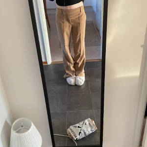 Zara kostymbyxor - Sälje Elina kostymbyxor från zara då jag inte använder dem, säljer dem för 70kr+ frakt (pris kan diskuteras) och sänkas vid en snabb affär också. Storlek Xs