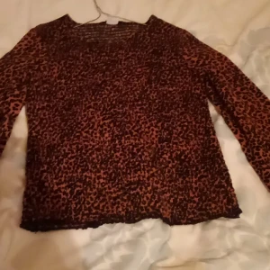 Ny tröja - Tror inte jag har haft på mig den en men det en snygg tröja som jag ska sälja för 200 kr med leverans men om ska träffas (jag bor i Borås) kostar den 150 kr