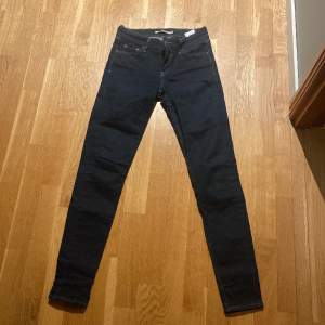 Skinny jeans från levis, använt en gång 