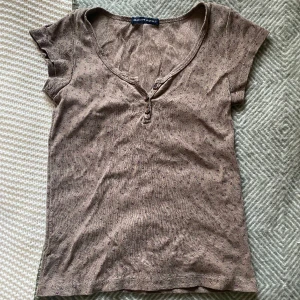 Brandy Melville top  - Jätte fin topp från Brandy! 🌷🤎 Säljer då den inte kommer till användning längre 🥹 I bra skick! 