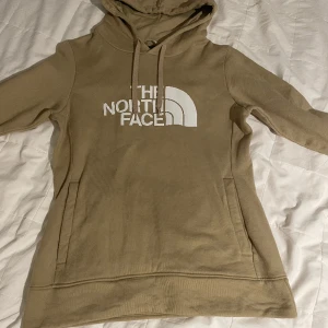 North face hoodie  - Säljer denna superfina nästan helt oanvända hoodien med bra från the northface❤️passar strl S Skriv för fler bilder eller hur den sitter på