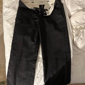 Dickies byxor - Nästan helt oanvända då jag inte gillar att ha lågmidjat men annars väldigt fina byxor.  Storlek W29/L32  Passar mig perfekt i längden som är 167  Köparen står för frakten