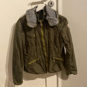 Grön moncler jacka - En grön moncler jacka utan defekter❤️ Är grå på insidan💕 Är såklart äkta men jag har tyvärr inget kvitto🫶🏻 Den har luva men det syns inte på bilden💞Är i storlek 2 som motsvarar typ S-M💗Skriv till mig för mer bilder och information!