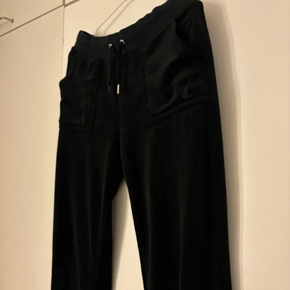 Jag säljer mina juicy byxor då dom inte kommer till användning längre! En metall grej har tyvärr då den har lossnat när dom tvättats. Men arnnas är dom som nya.☺️ Ny pris= 1000kr . Jeans & Byxor.