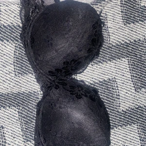 Bh - En spets mönstrad bh, bara testad så nytt skick. Nytt pris 250kr. Fler frågor kom dm. 