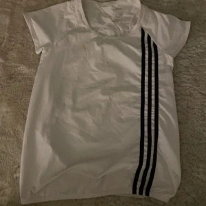 Adidas t-shirt - Adidas tränings tröja, storlek xs-s. Vintage och fint skick.