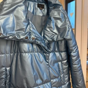 Blå jacka - Intresse koll på min fina blå jacka🩵 verkligen super fin men säljer för att den ej kommer till användning 