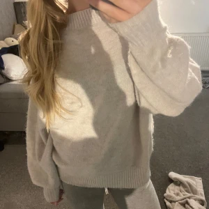 Stickad Tröja - Säljer denna stickade tröja från Cubus. Den är använd och är lite nopprig vilket inte riktigt framkommer i bilden, men hör av er så fixar jag mer bilder på de. Orginal priset var 299kr. Det går bra att trycka på köp nu (det är fri frakt) 