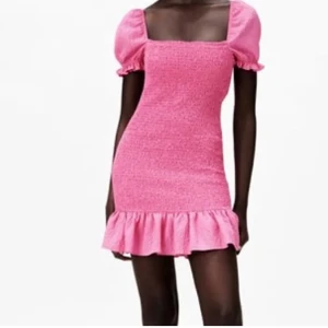 Rosa klänning - Helt oanvänd med lappen på. Färgen är som mest rättvis på första bilden. Frakt tillkommer. 