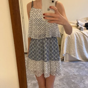 Sommarklänning🤍 - En fin sommarklänning från Kappahl i storlek 140, men passar för mig som är 168. Den har en vit underklänning och är i fint skick men säljs för att jag inte använder den så mycket!  Det är bara att skriva om du har någon fråga❤️