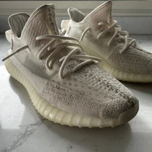  Adidas Yeezy Boost 350 V2 'Bone' - Använt totalt ca 10 gånger då skorna inte riktigt är min stil. Fick som present, har box men inget kvitto. Passar fötter mellan 28-29 cm långa. 