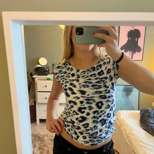 Såå cool topp - Sååå så snygg tshirt/topp i leopard mönster! Använd ett fåtal gånger!💞