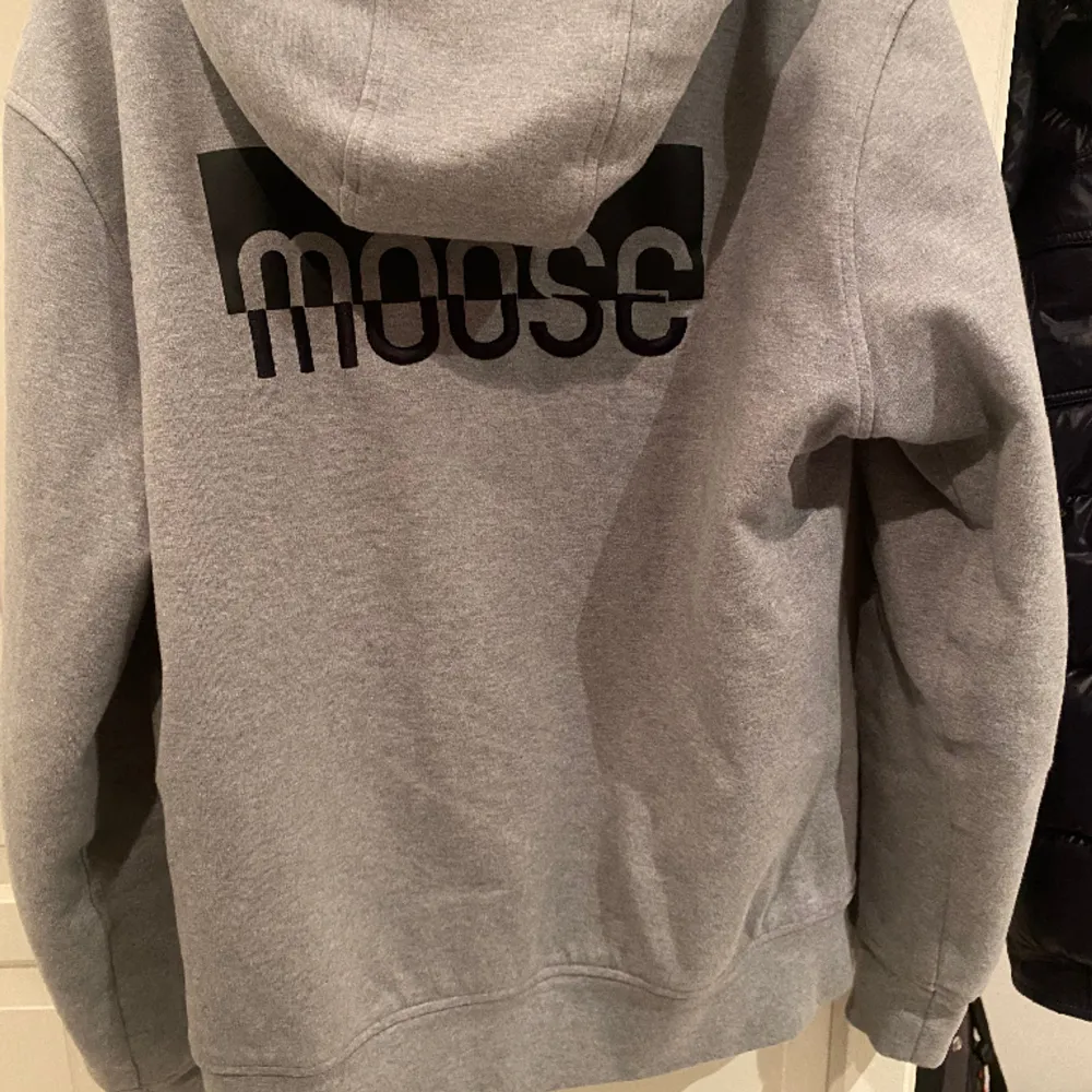 Skön hoodie som är riktigt varm❗️måste rensa garderoben❗️ priset kan diskuteras vid snabb affär. Hoodies.