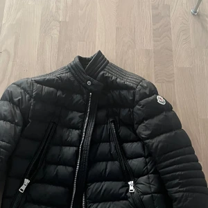 Moncler jacka  - Säljer nu en Moncler jacka då jag har tröttnat på den. Den är i storlek Xs/S och har inga defekter. 8/10 skick. Pris kan diksuteras vid snabb affär 👍 den är äkta och är köpt från Garmsmarket. 