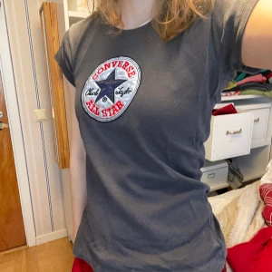 Converse tshirt - En tshirt från converse 👟 Jätteskönt tyg och prima skick ✨Står S på lappen men den är strechig så hade nog passat M också