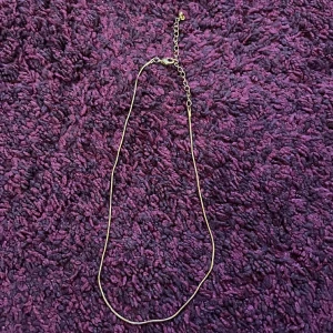 Äkta guldhalsband - Äkta guldhalsband i liten storlek, tror den är för barn. Säljer pga för litet. Fint skick ❤️🩷pris diskuterbart 