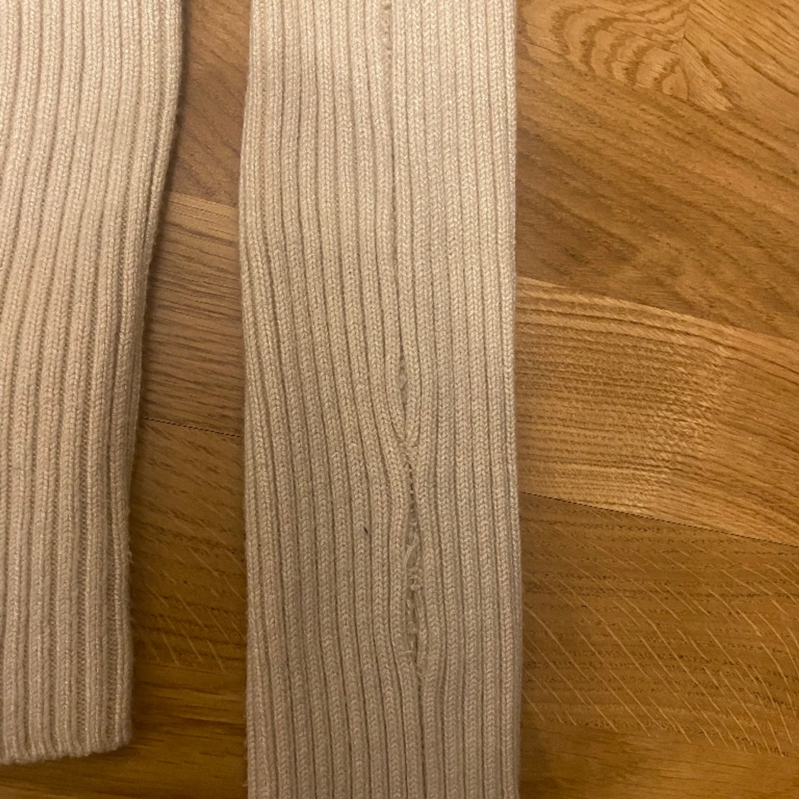 Ribbad ljusbeige tröja - 91