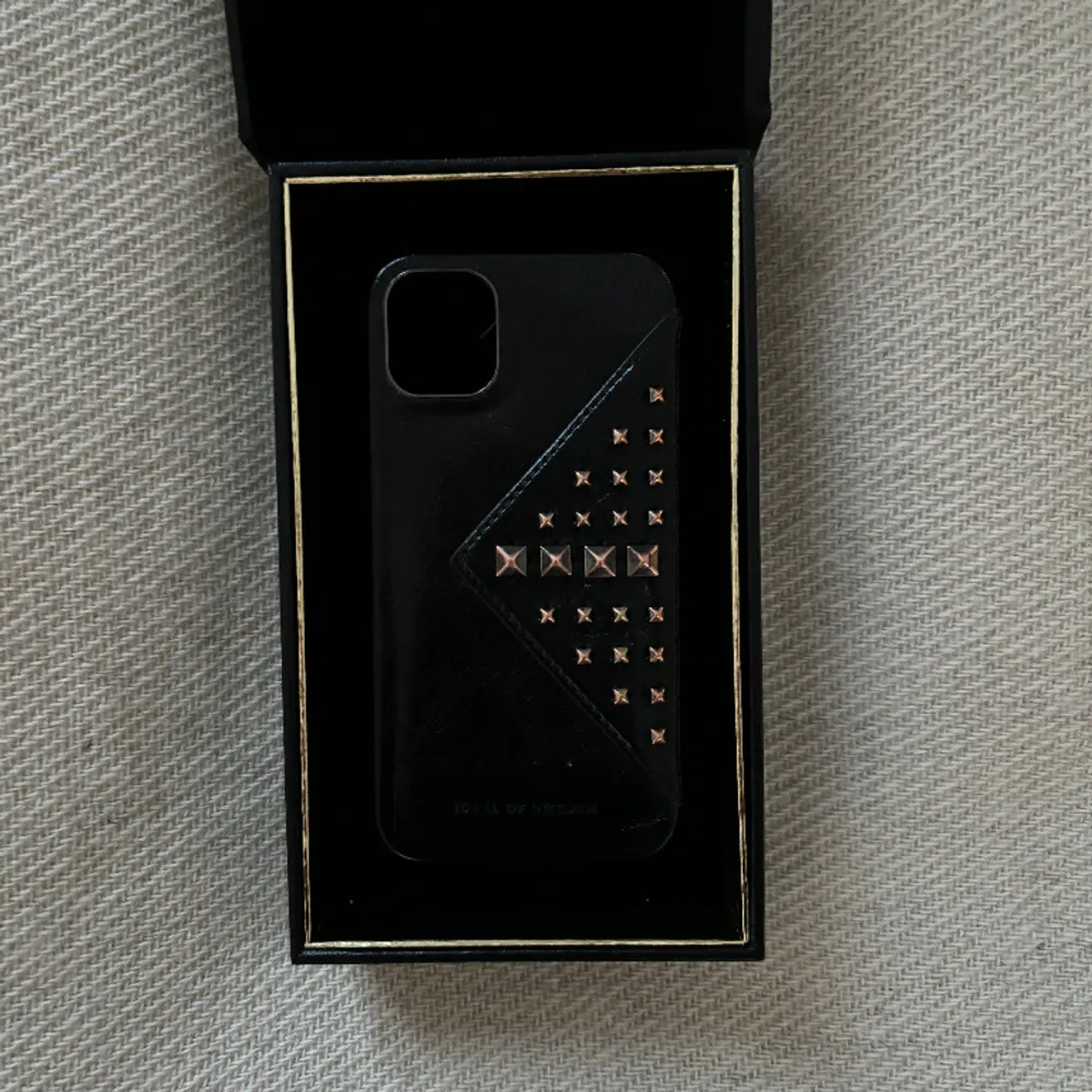 Säljer detta skalet till iPhone 11. Skallet har en ”inbyggt” plånbok där det får plats ca. 2-3 kort eller kontanter. Det funkar jättebra, men säljer då jag har bytt telefon. Nitarna har förlorat lite av deras färg, därav pris 💕💕. Accessoarer.