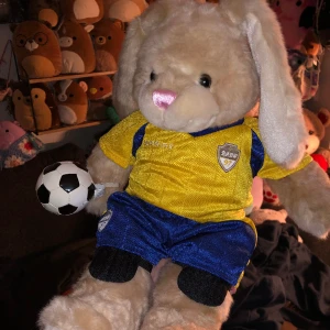 Build a bear kanin  - Nyskick  Varit på display  Fotboll  Kanin Fotbolls kläder  Knäskydd 