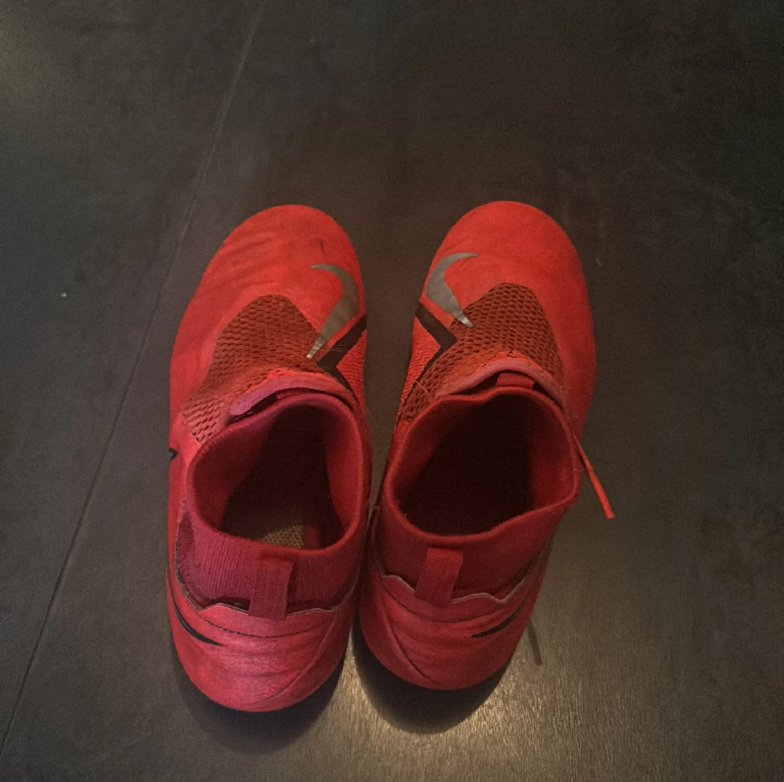 Fina röda fotbollsskor  - 91