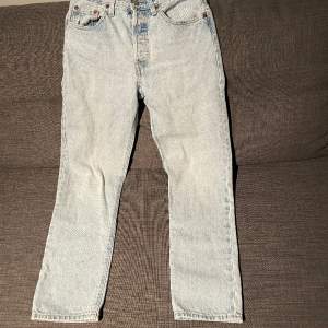 Ljusblåa Levis jeans i storlek W 26 L28. Skicket är bra men är något urtvättade.