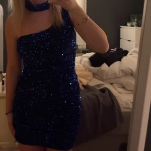 Nyårsklänning  - Säljer denna fina klänning, perfekt till nyår. Storlek S. Pris 299kr. Vid intresse kan jag skicka fler bilder.