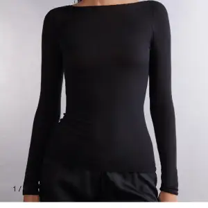 Intressekoll på min svarta intimissimi tröja. Inte helt säker på om jag ska sälja. Små defekter förekommer 🩷