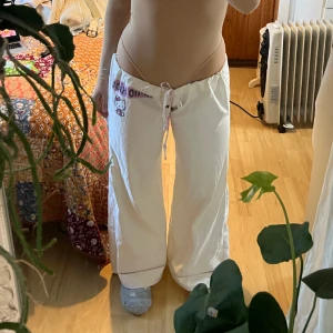 Hello kitty byxor  - Säljer dessa lågmidjade  och utsvängda byxorna jag har sytt ! Sitter såhär på mig med storlek M. Passar även S! Jag är 168