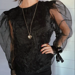 Blus - Söt blus som är genomskinlig i bak och med snörning/knyte