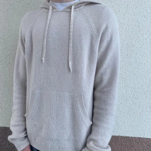Soft goat hoodie! - Hej! Säljer denna riktigt sköna Kashmir hoodien från soft goat. Lite nopprig, men i övrigt fint skick. Strl M. Hör av er vid frågor!