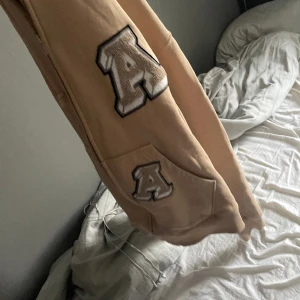 En Axel arigato tröja - En Axel arigato tröja. Köpt för .   närmare 2,5, kommer aldrig till använding. Det står att den är Xl men det är rena lögnen tröjan är mer en M/L