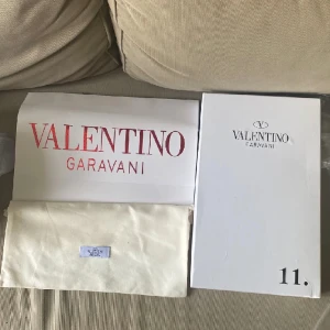 Valentino  - Valentino skor i storlek 43 bra skick andvända bara 1 gång. Säljer pågrund av att ja inte andvänder dem längre.
