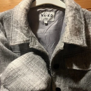 NA-KD skjortjacka - Borstad rutig jacka med bröstficka utan defekter i hyfsat skick men behöver rakas.