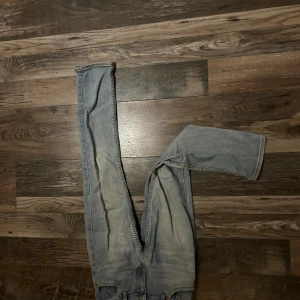 Levis ljusblå jeans - Jättebra skick, använde de för 3 år sen för den har växt ut. Jag kan mötas upp i sthlm, antingen swish eller kontant. 