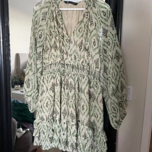 Grön volangklänning zara - Använd endast ett fåtal gånger, i nyskick. Säljer pga den inte kommer till användning.  Storlek M men passar även mig som har S