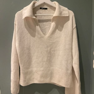 Stickad tröja  - Stickad tröja med urringning, superfin och i nyskick!