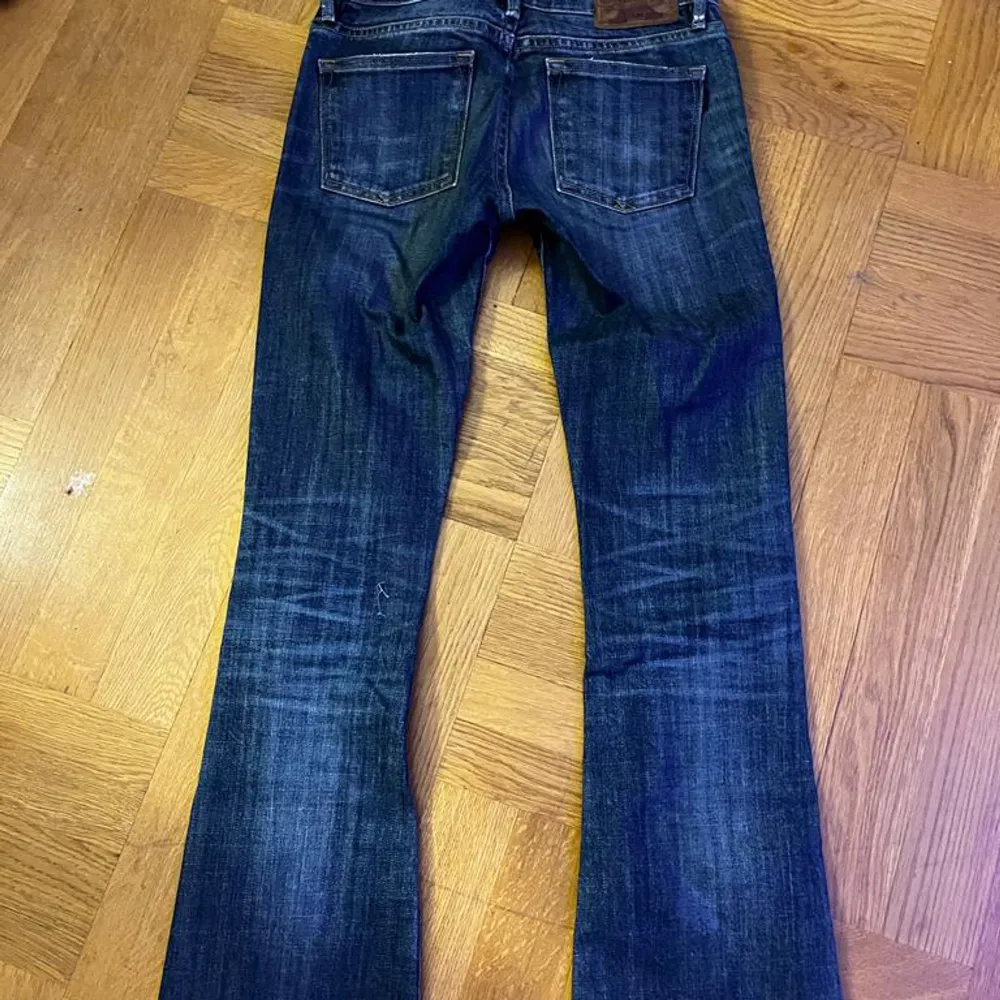 säljer dessa lågmidjade bootcut jeans eftersom dom är för små och för korta för mej.. Jeans & Byxor.
