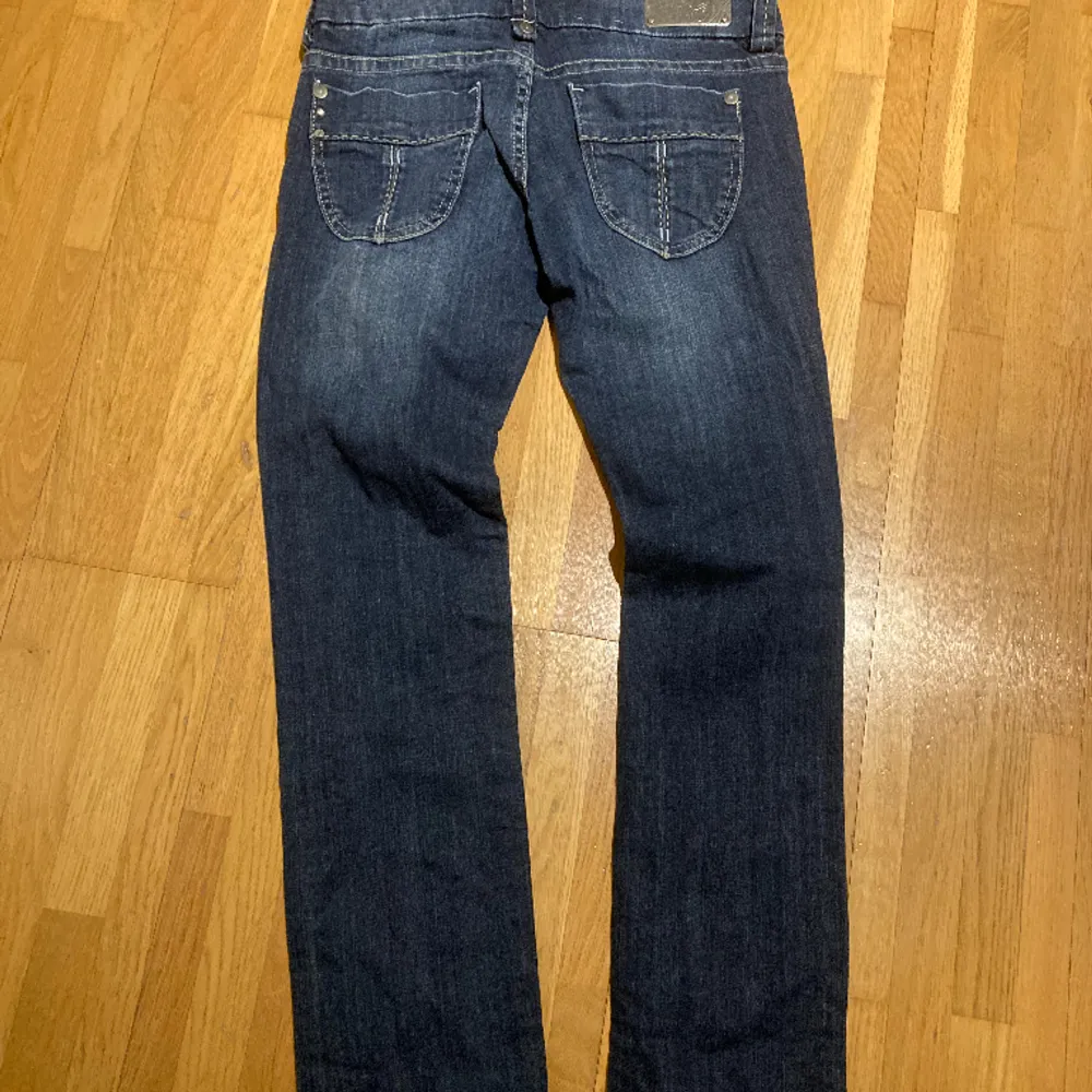 Oanvända mörkblå jeans Bred linning med 3 knappar . Jeans & Byxor.