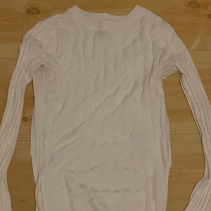 White longsleeved shirt  - Ganska tight vit långärmad med korta slits längst nere 