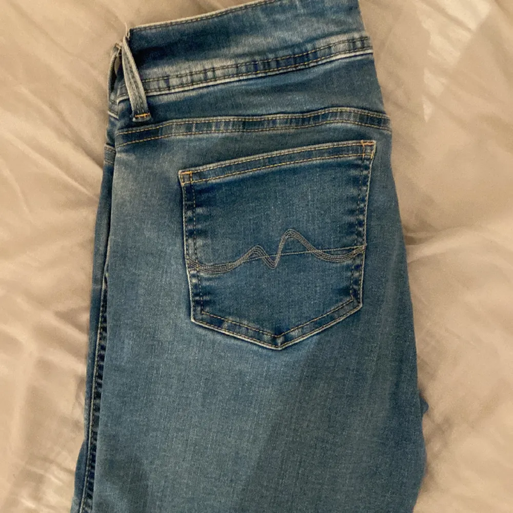 säljer mina knappt använda pepe jeans,väldigt bra skick😊 priset kan diskuteras.. Jeans & Byxor.