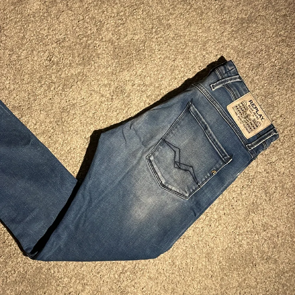 Säljer nu dessa sjukt snygga replay jeans. Superbra skick, inga tecken på användning. Skriv för fler bilder!. Jeans & Byxor.