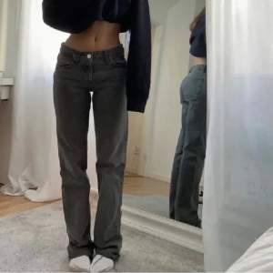 Super fina mid wrise straight svarta/gråa jeans från zara. Säljer då de är för stora. Köpt från Plick (första bilden är från hon jag köpte från) De är i var skick. Om ni har frågor får ni gärna kommentera på inlägget eller medela. Hör gärna av dig.👍☺️