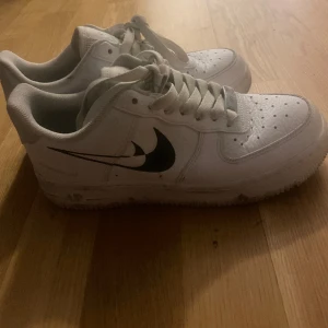 Nike air Force  - Använda därav lite smutsiga och det syns även lite där fram på skorna men annars är dom i fint skick. Dom är normal stora i storleken