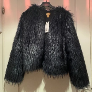 Mörkblå pälsjacka  - Säljer denna fina pälsjacka köpt second hand med prislapp kvar! 