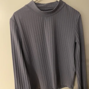 Ljusblå tröja Carlings - Storlek L, sitter mer som en M. Märket stay, från Carlings. 